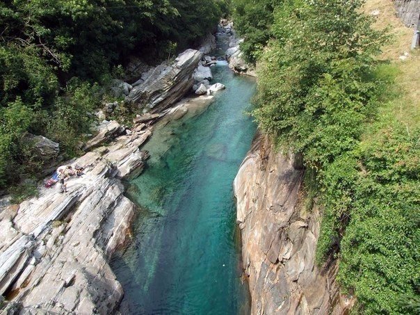 Кристально-чистая горная река Верзаска (Verzasca), Швейцария. Кристально-чистая горная река 2 Кристально-чистая горная река Верзаска (Verzasca), Швейцария. Кристально-чистая горная река 2