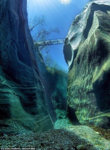 Кристально-чистая горная река Верзаска (Verzasca), Швейцария. Кристально-чистая горная река 3 Кристально-чистая горная река Верзаска (Verzasca), Швейцария. Кристально-чистая горная река 3