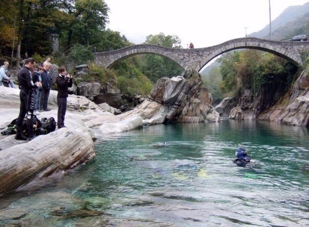Кристально-чистая горная река Верзаска (Verzasca), Швейцария. Кристально-чистая горная река 8 Кристально-чистая горная река Верзаска (Verzasca), Швейцария. Кристально-чистая горная река 8