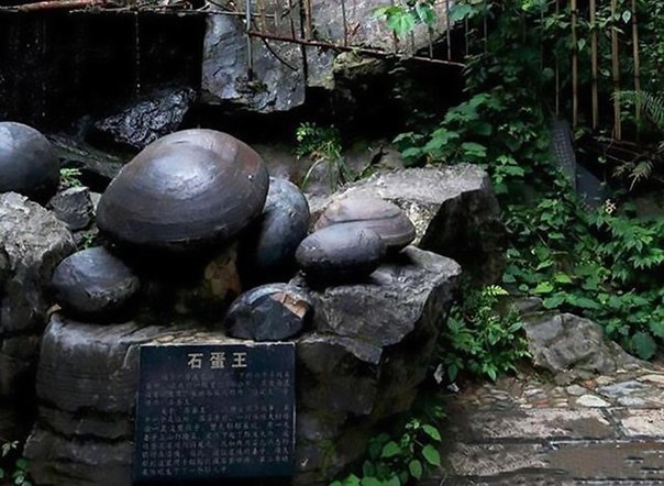 Утёс в Китае каждые 30 лет несёт каменные яйца